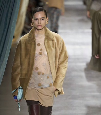 Fendi FW '24: Η βρετανική εκκεντρικότητα συναντά την ιταλική κομψότητα