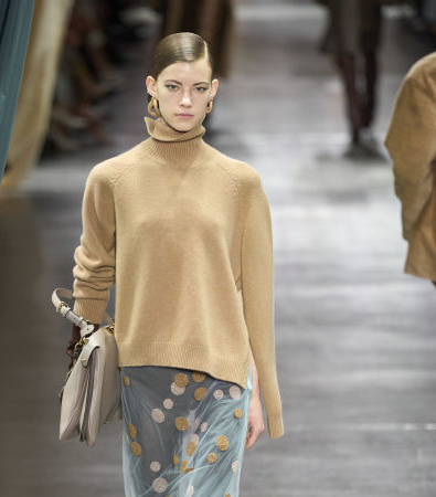 Fendi FW '24: Η βρετανική εκκεντρικότητα συναντά την ιταλική κομψότητα