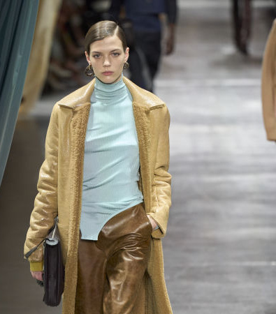 Fendi FW '24: Η βρετανική εκκεντρικότητα συναντά την ιταλική κομψότητα