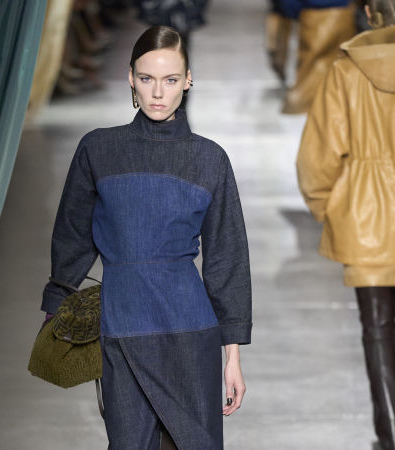 Fendi FW '24: Η βρετανική εκκεντρικότητα συναντά την ιταλική κομψότητα