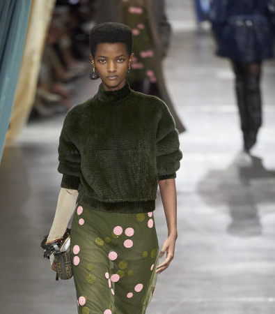 Fendi FW '24: Η βρετανική εκκεντρικότητα συναντά την ιταλική κομψότητα