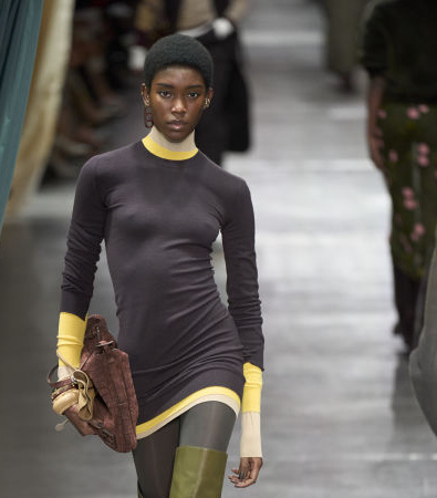 Fendi FW '24: Η βρετανική εκκεντρικότητα συναντά την ιταλική κομψότητα