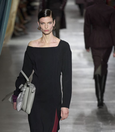 Fendi FW '24: Η βρετανική εκκεντρικότητα συναντά την ιταλική κομψότητα