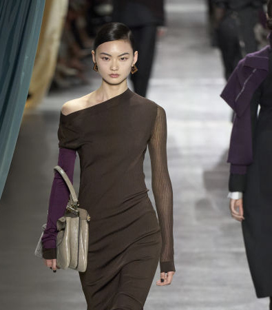 Fendi FW '24: Η βρετανική εκκεντρικότητα συναντά την ιταλική κομψότητα