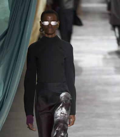 Fendi FW '24: Η βρετανική εκκεντρικότητα συναντά την ιταλική κομψότητα