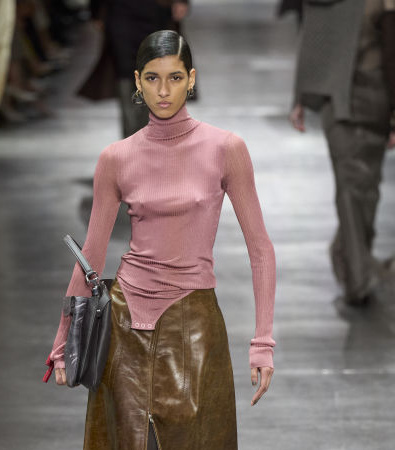 Fendi FW '24: Η βρετανική εκκεντρικότητα συναντά την ιταλική κομψότητα