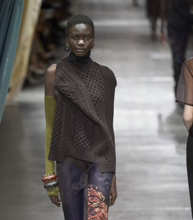 Fendi FW '24: Η βρετανική εκκεντρικότητα συναντά την ιταλική κομψότητα