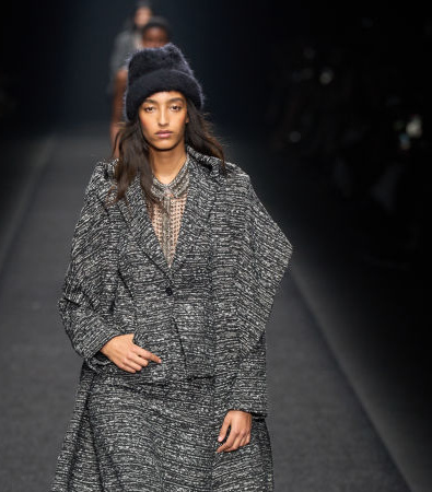 Alberta Ferretti FW '24: Tweed, σιφόν και tailored κοστούμια πλαισιώνουν τη ρεαλιστική γυναίκα