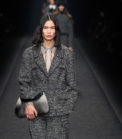 Alberta Ferretti FW '24: Tweed, σιφόν και tailored κοστούμια πλαισιώνουν τη ρεαλιστική γυναίκα