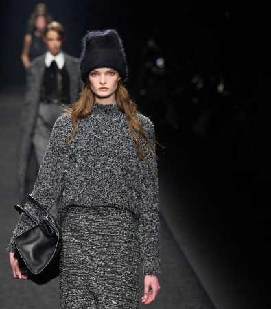 Alberta Ferretti FW '24: Tweed, σιφόν και tailored κοστούμια πλαισιώνουν τη ρεαλιστική γυναίκα