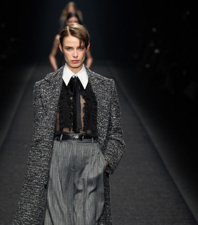 Alberta Ferretti FW '24: Tweed, σιφόν και tailored κοστούμια πλαισιώνουν τη ρεαλιστική γυναίκα