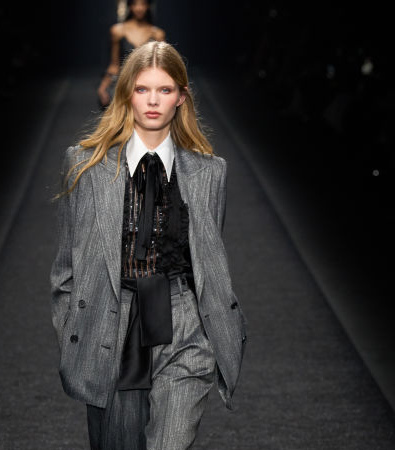 Alberta Ferretti FW '24: Tweed, σιφόν και tailored κοστούμια πλαισιώνουν τη ρεαλιστική γυναίκα