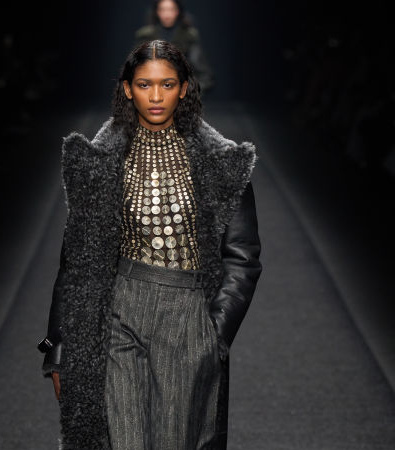 Alberta Ferretti FW '24: Tweed, σιφόν και tailored κοστούμια πλαισιώνουν τη ρεαλιστική γυναίκα