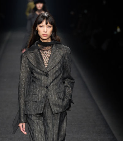 Alberta Ferretti FW '24: Tweed, σιφόν και tailored κοστούμια πλαισιώνουν τη ρεαλιστική γυναίκα