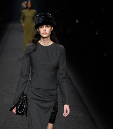 Alberta Ferretti FW '24: Tweed, σιφόν και tailored κοστούμια πλαισιώνουν τη ρεαλιστική γυναίκα