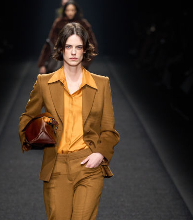 Alberta Ferretti FW '24: Tweed, σιφόν και tailored κοστούμια πλαισιώνουν τη ρεαλιστική γυναίκα