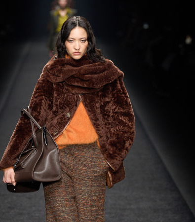 Alberta Ferretti FW '24: Tweed, σιφόν και tailored κοστούμια πλαισιώνουν τη ρεαλιστική γυναίκα