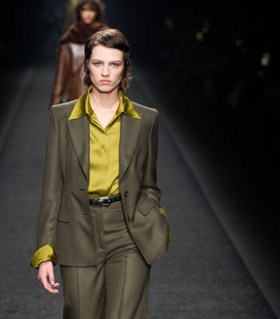 Alberta Ferretti FW '24: Tweed, σιφόν και tailored κοστούμια πλαισιώνουν τη ρεαλιστική γυναίκα