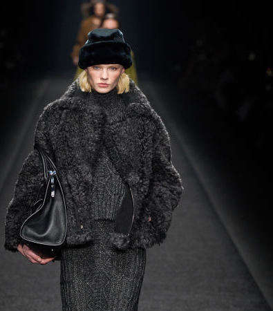 Alberta Ferretti FW '24: Tweed, σιφόν και tailored κοστούμια πλαισιώνουν τη ρεαλιστική γυναίκα