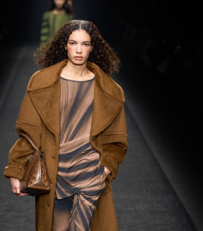 Alberta Ferretti FW '24: Tweed, σιφόν και tailored κοστούμια πλαισιώνουν τη ρεαλιστική γυναίκα