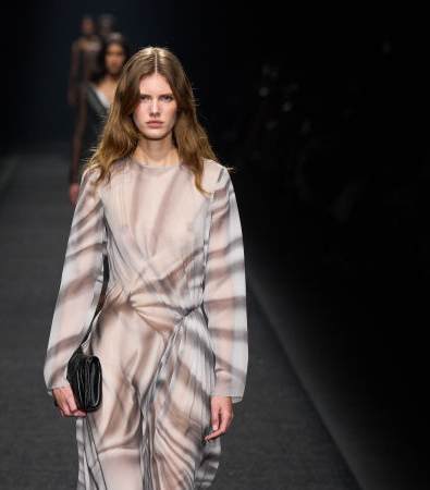 Alberta Ferretti FW '24: Tweed, σιφόν και tailored κοστούμια πλαισιώνουν τη ρεαλιστική γυναίκα