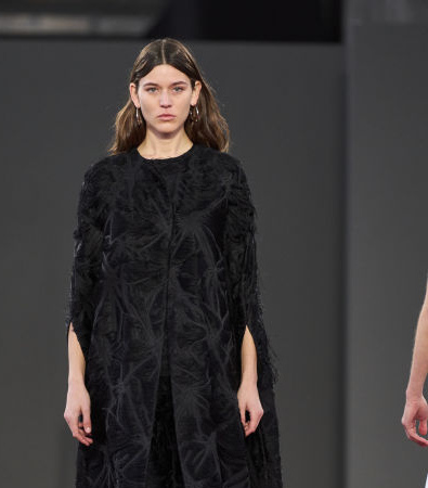 Η Gabriela Hearst εμπνέεται από τη ζωγράφο Leonora Carrington για τη FW'24 συλλογή της