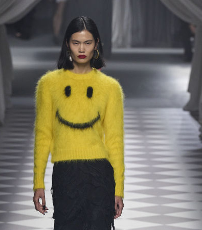 Moschino FW '24: Μια εξελιγμένη νέα εποχή ξεκινά για τον οίκο