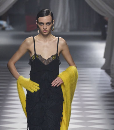 Moschino FW '24: Μια εξελιγμένη νέα εποχή ξεκινά για τον οίκο