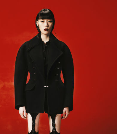 Η «Dark Glamour» συλλογή του Mugler Pre-Fall '24 αποτυπώνει τη γλυπτική κληρονομιά του οίκου