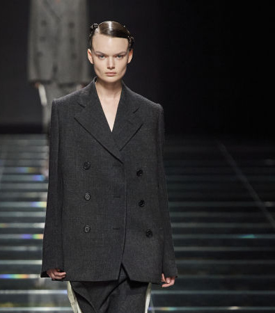 Στη συλλογή FW'24 της Prada υπάρχει ένα ειδύλλιο και μια σύνδεση με το παρελθόν