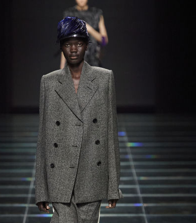 Στη συλλογή FW'24 της Prada υπάρχει ένα ειδύλλιο και μια σύνδεση με το παρελθόν