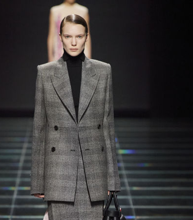 Στη συλλογή FW'24 της Prada υπάρχει ένα ειδύλλιο και μια σύνδεση με το παρελθόν