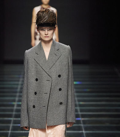 Στη συλλογή FW'24 της Prada υπάρχει ένα ειδύλλιο και μια σύνδεση με το παρελθόν