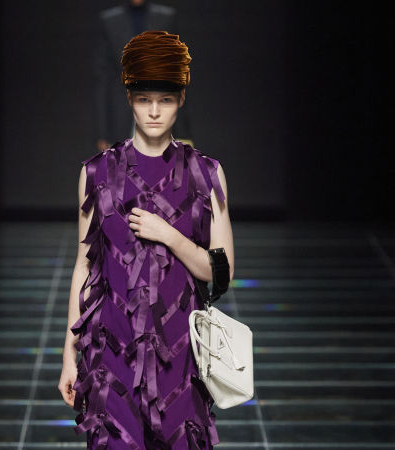 Στη συλλογή FW'24 της Prada υπάρχει ένα ειδύλλιο και μια σύνδεση με το παρελθόν