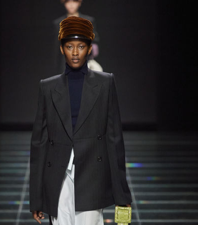 Στη συλλογή FW'24 της Prada υπάρχει ένα ειδύλλιο και μια σύνδεση με το παρελθόν