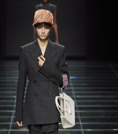 Στη συλλογή FW'24 της Prada υπάρχει ένα ειδύλλιο και μια σύνδεση με το παρελθόν