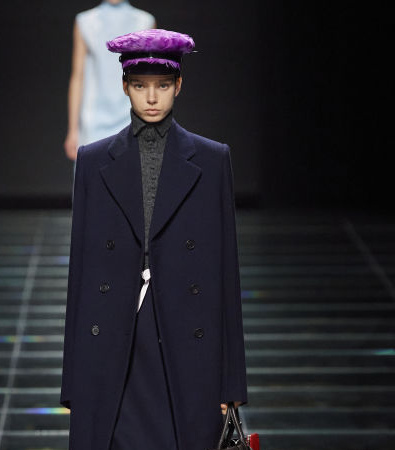 Στη συλλογή FW'24 της Prada υπάρχει ένα ειδύλλιο και μια σύνδεση με το παρελθόν