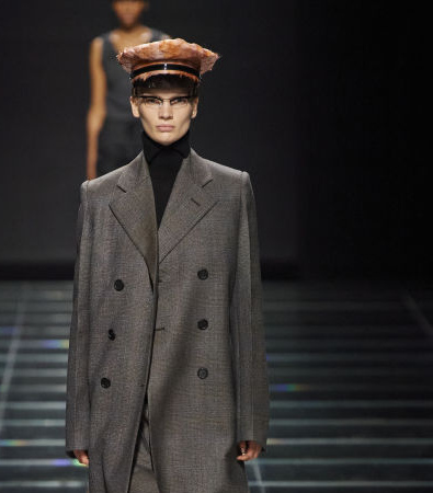 Στη συλλογή FW'24 της Prada υπάρχει ένα ειδύλλιο και μια σύνδεση με το παρελθόν