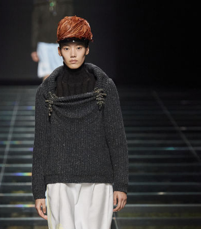 Στη συλλογή FW'24 της Prada υπάρχει ένα ειδύλλιο και μια σύνδεση με το παρελθόν