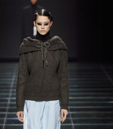 Στη συλλογή FW'24 της Prada υπάρχει ένα ειδύλλιο και μια σύνδεση με το παρελθόν