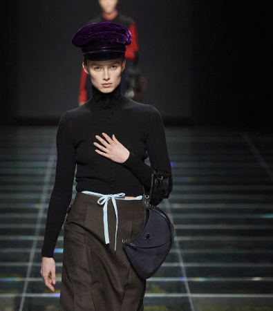 Στη συλλογή FW'24 της Prada υπάρχει ένα ειδύλλιο και μια σύνδεση με το παρελθόν