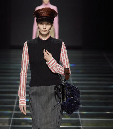 Στη συλλογή FW'24 της Prada υπάρχει ένα ειδύλλιο και μια σύνδεση με το παρελθόν