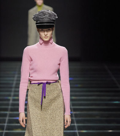 Στη συλλογή FW'24 της Prada υπάρχει ένα ειδύλλιο και μια σύνδεση με το παρελθόν