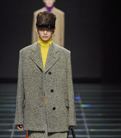 Στη συλλογή FW'24 της Prada υπάρχει ένα ειδύλλιο και μια σύνδεση με το παρελθόν