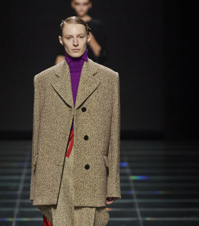 Στη συλλογή FW'24 της Prada υπάρχει ένα ειδύλλιο και μια σύνδεση με το παρελθόν