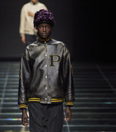 Στη συλλογή FW'24 της Prada υπάρχει ένα ειδύλλιο και μια σύνδεση με το παρελθόν