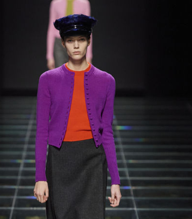 Στη συλλογή FW'24 της Prada υπάρχει ένα ειδύλλιο και μια σύνδεση με το παρελθόν