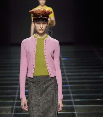 Στη συλλογή FW'24 της Prada υπάρχει ένα ειδύλλιο και μια σύνδεση με το παρελθόν