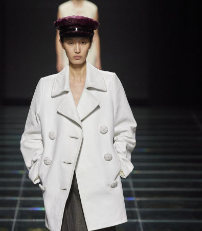 Στη συλλογή FW'24 της Prada υπάρχει ένα ειδύλλιο και μια σύνδεση με το παρελθόν