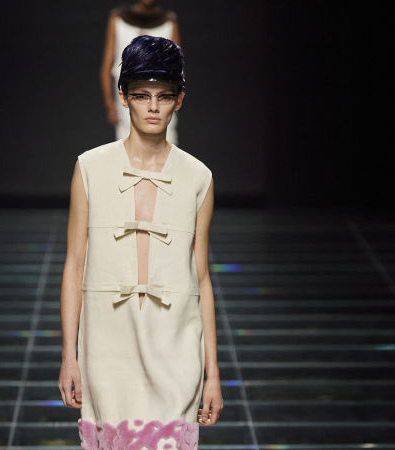 Στη συλλογή FW'24 της Prada υπάρχει ένα ειδύλλιο και μια σύνδεση με το παρελθόν